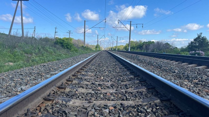 В пригороде Саратова женщина погибла под поездом