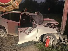 Под Энгельсом Лада влетела в столб: двое в больнице