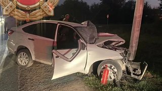 Под Энгельсом Лада влетела в столб: двое в больнице