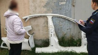 Женщину обязали отдать управляющей компании разбитую часть кузова машины