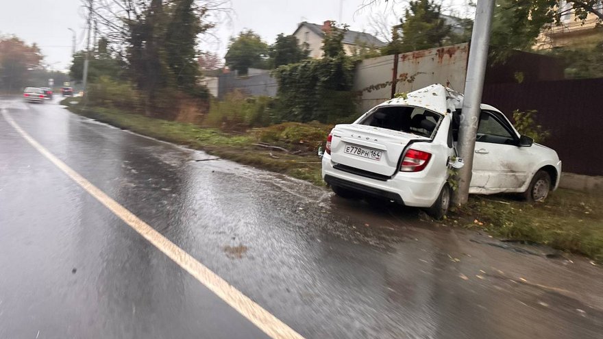 В Саратове машину намотало на столб