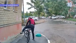 В Саратове задержали велосипедного вора: он попал на камеру перед тем, как ее заклеил