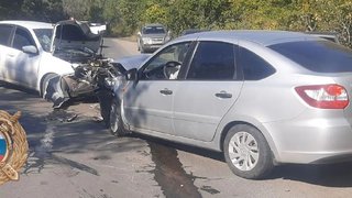 В лобовой аварии в Саратове пострадали трое