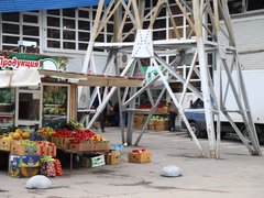 Торговля под высоким напряжением: в Саратове требуют убрать постройки рынка из охранной зоны ЛЭП