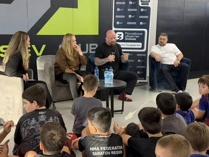 В Саратове экс-боец UFC Джефф Монсон показал боевые приемы детям