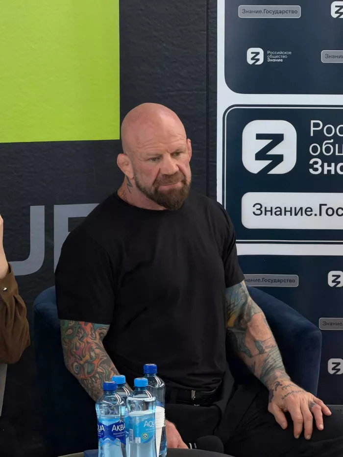 В Саратове экс-боец UFC Джефф Монсон показал боевые приемы детям