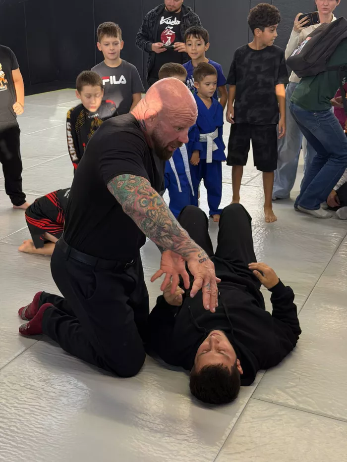 В Саратове экс-боец UFC Джефф Монсон показал боевые приемы детям