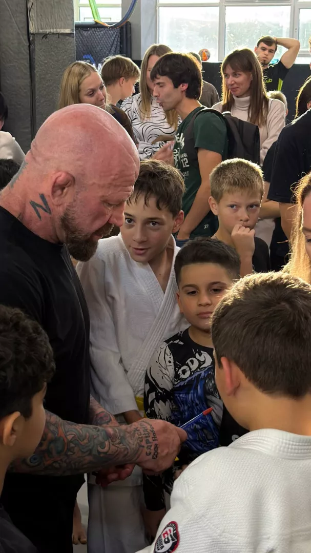 В Саратове экс-боец UFC Джефф Монсон показал боевые приемы детям