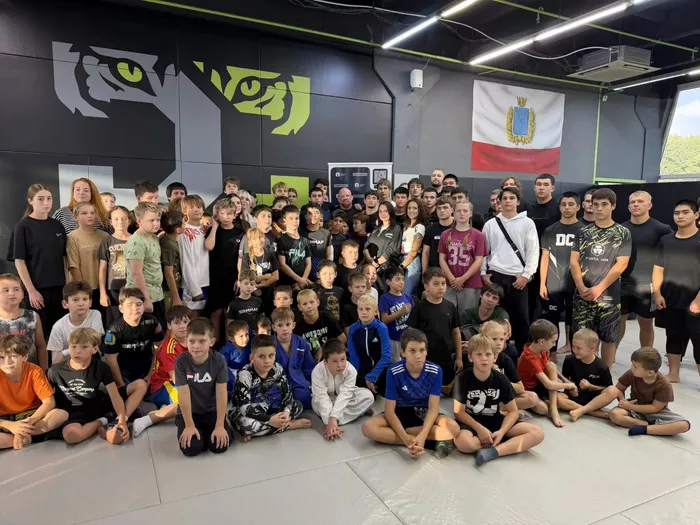 В Саратове экс-боец UFC Джефф Монсон показал боевые приемы детям