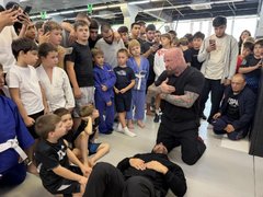 В Саратове экс-боец UFC Джефф Монсон показал боевые приемы детям
