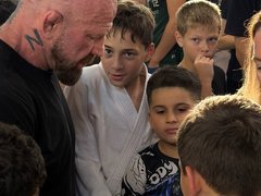 В Саратове экс-боец UFC Джефф Монсон показал боевые приемы детям