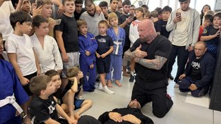 В Саратове экс-боец UFC Джефф Монсон показал боевые приемы детям