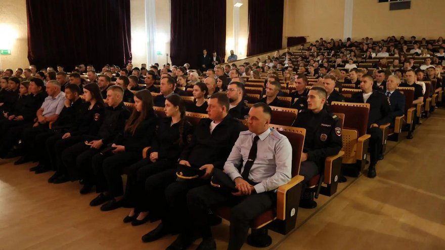 В Саратове Джефф Монсон прочел полицейским лекцию о выборе приоритетов