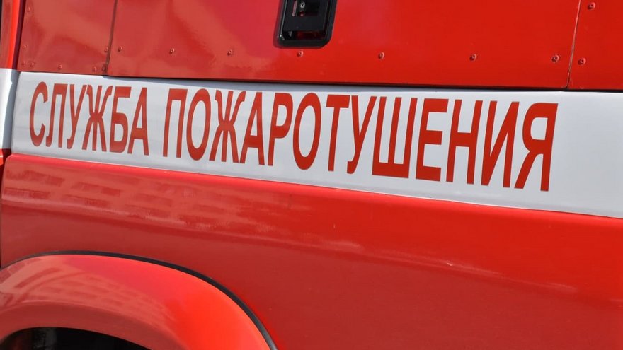 На территории авиаучилища в Саратовской области тушат пожар