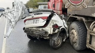 Под Саратовом водитель погиб в раздавленной грузовиком легковушке