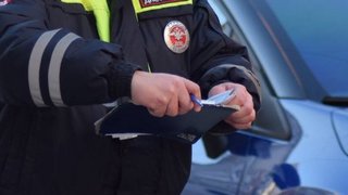 Под Саратовом на Нескучной улице водитель попытался купить полицейского за 100 тысяч рублей