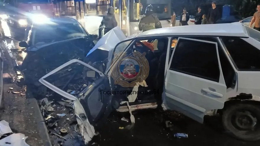 Мужчина и ребенок разбились в жесткой аварии в Саратове