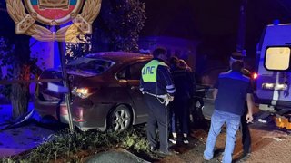 В Энгельсе водитель разбил иномарку о забор и попал в больницу