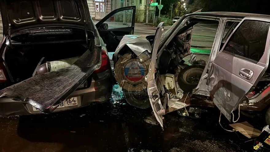 В Саратове три человека пострадали в ночном столкновении легковушек