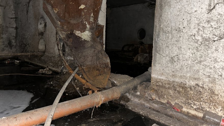 В Саратове дом на улице Уфимцева тонет в канализационной жиже