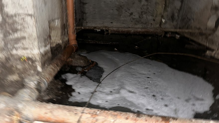 В Саратове дом на улице Уфимцева тонет в канализационной жиже