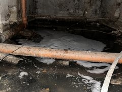 В Саратове дом на улице Уфимцева тонет в канализационной жиже