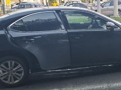 В Саратове сбили двух прохожих и электросамокатчика