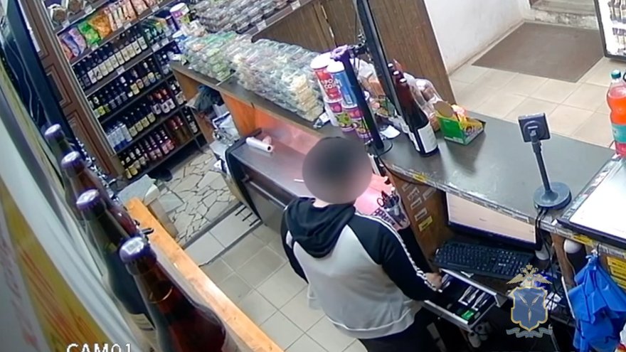 В Саратове женщина украла из кассы 57 тысяч и попала на камеру