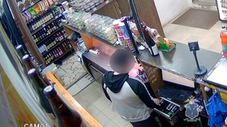 В Саратове женщина украла из кассы 57 тысяч и попала на камеру