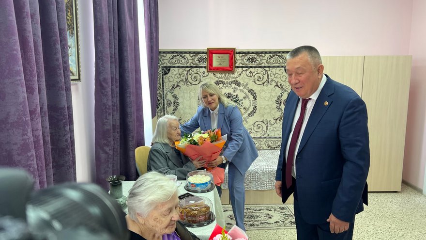 В Международный День пожилого человека в Энгельсском доме-интернате чествовали долгожителей и ветеранов