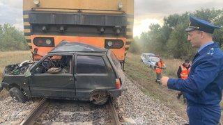 В Саратовской области погиб водитель попавшей под поезд легковушки