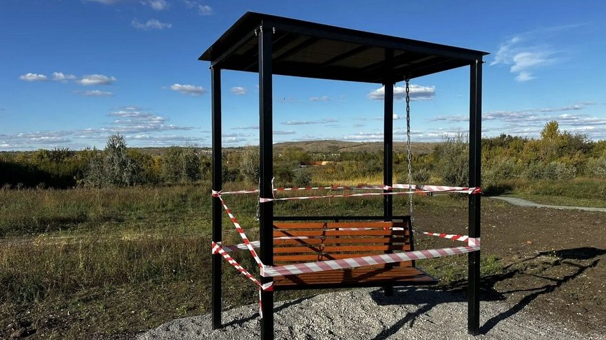 В Саратове вандалы сломали качели и лазилку в экопарке Соловьиная роща