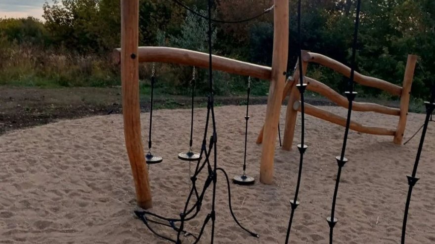 В Саратове вандалы сломали качели и лазилку в экопарке Соловьиная роща