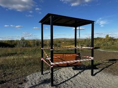 В Саратове вандалы сломали качели и лазилку в экопарке Соловьиная роща