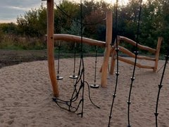 В Саратове вандалы сломали качели и лазилку в экопарке Соловьиная роща