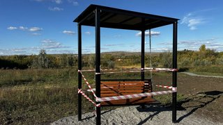 В Саратове вандалы сломали качели и лазилку в экопарке Соловьиная роща