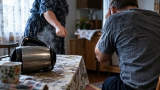 Под Саратовом женщина окатила сожителя кипятком из чайника