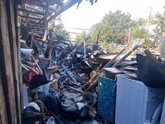 Пенсионер обгорел при попытке потушить 200-метровый пожар