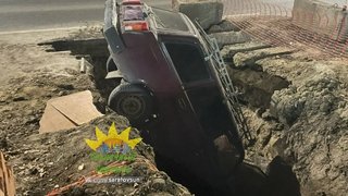 В Саратове автомобиль провалился в яму