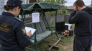 Житель Саратовской области выплатил долг по налогам после ареста садовых качелей