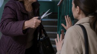 В Саратове женщину обещали заколоть ножницами из-за ребенка