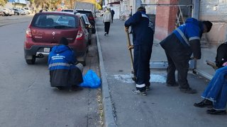В Саратове хулиганы разбили стекло на остановке