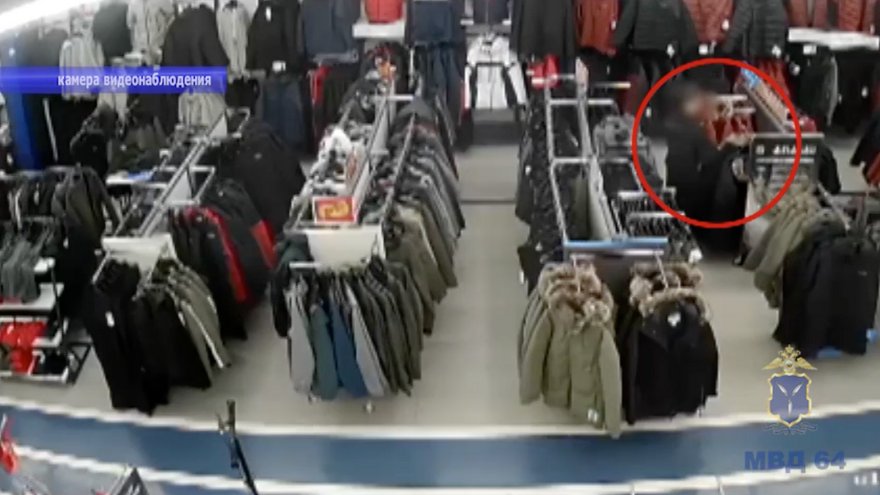 Саратовец украл из Спортмастера пуховик и попал на видео