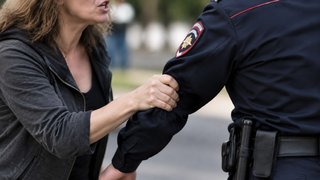 В Аркадаке женщина схватила полицейского за руку и получила условный срок