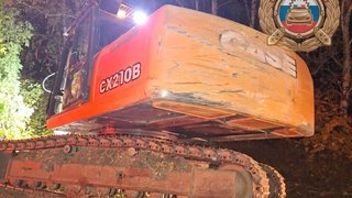 Под Хвалынском мини-грузовик перевернулся после столкновения с экскаватором