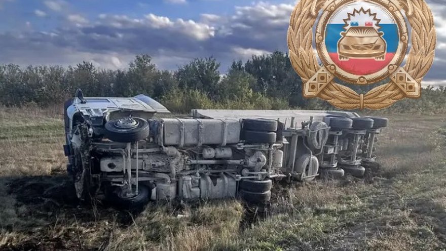 В Саратовской области легковушка сбила фуру с трассы
