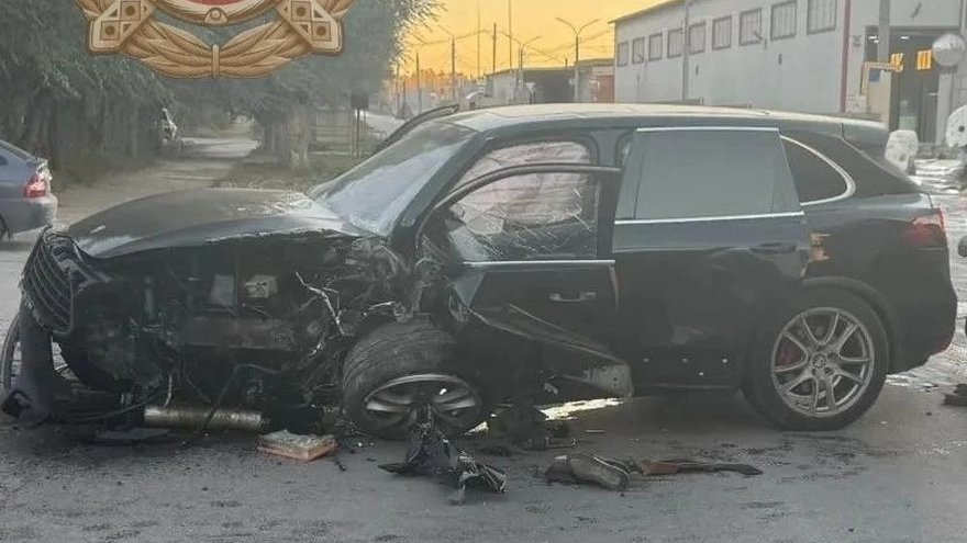 Под Саратовом Porsche влетел в бетонное ограждение: двое в больнице