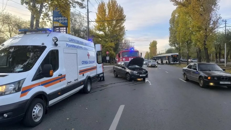 Пассажирский автобус попал в ДТП в Саратове