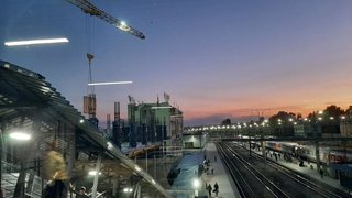 В Саратове на месте реконструкции вокзала рабочий упал с высоты и разбил голову