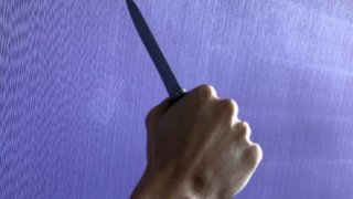 В Саратове в подъезде пырнули ножом мужчину